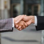 Opportunite business et poignee de main professionnelle